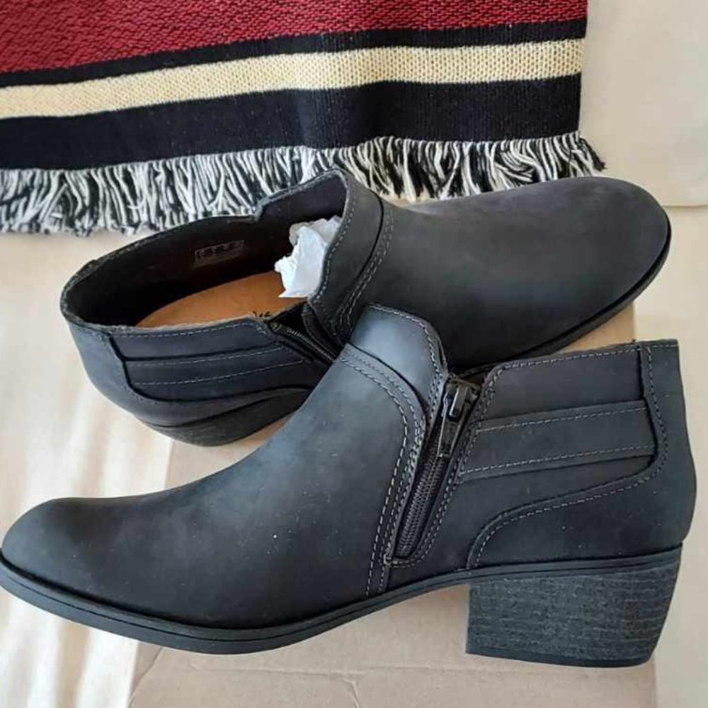 Clarks Charlten Grace Bootie/NWT
